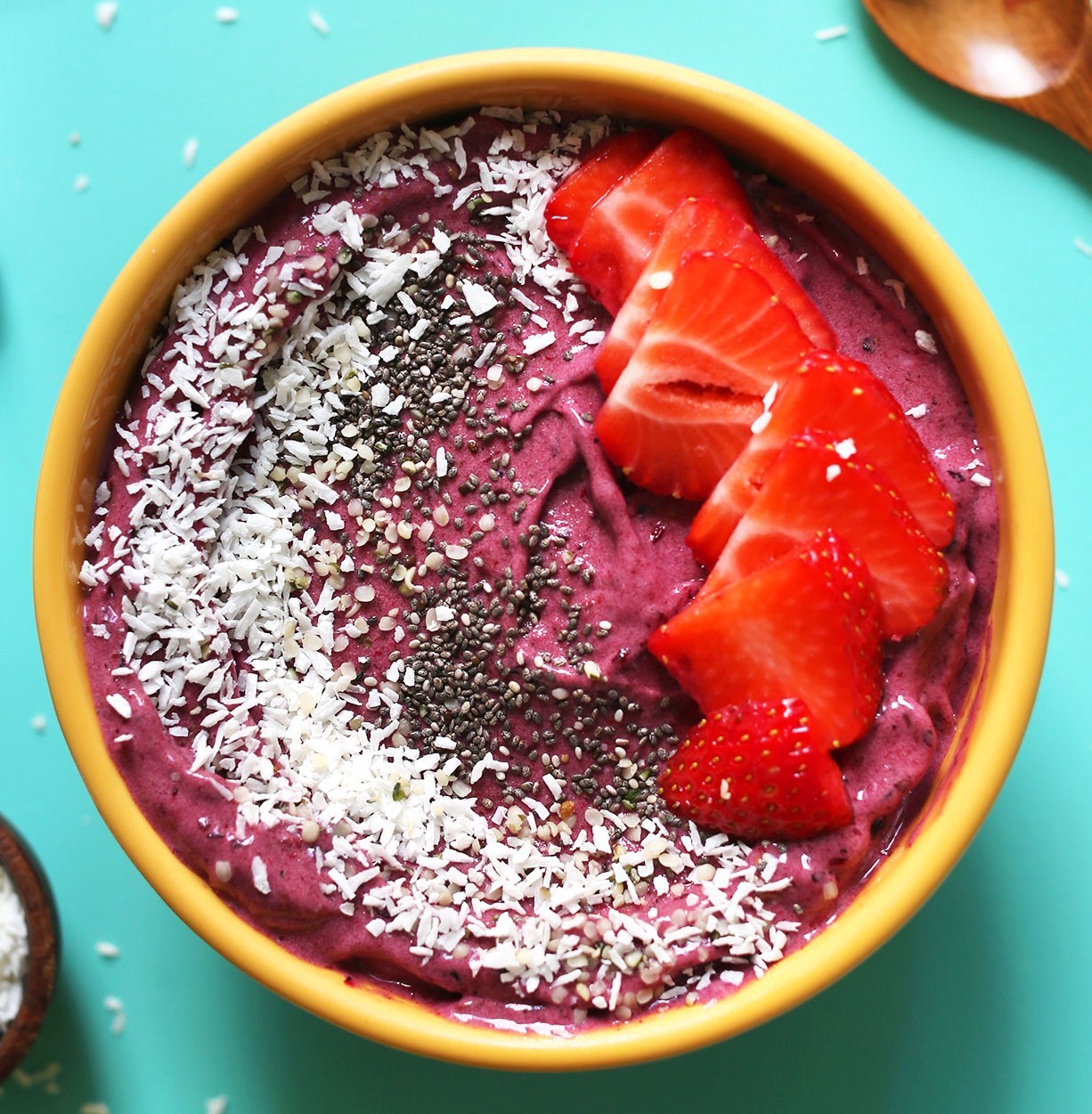 Külmutatud marjadega hommikusöögikauss (Smoothie Bowl)
